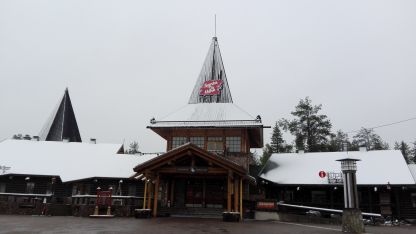 04 Santa Claus Center im Schnee